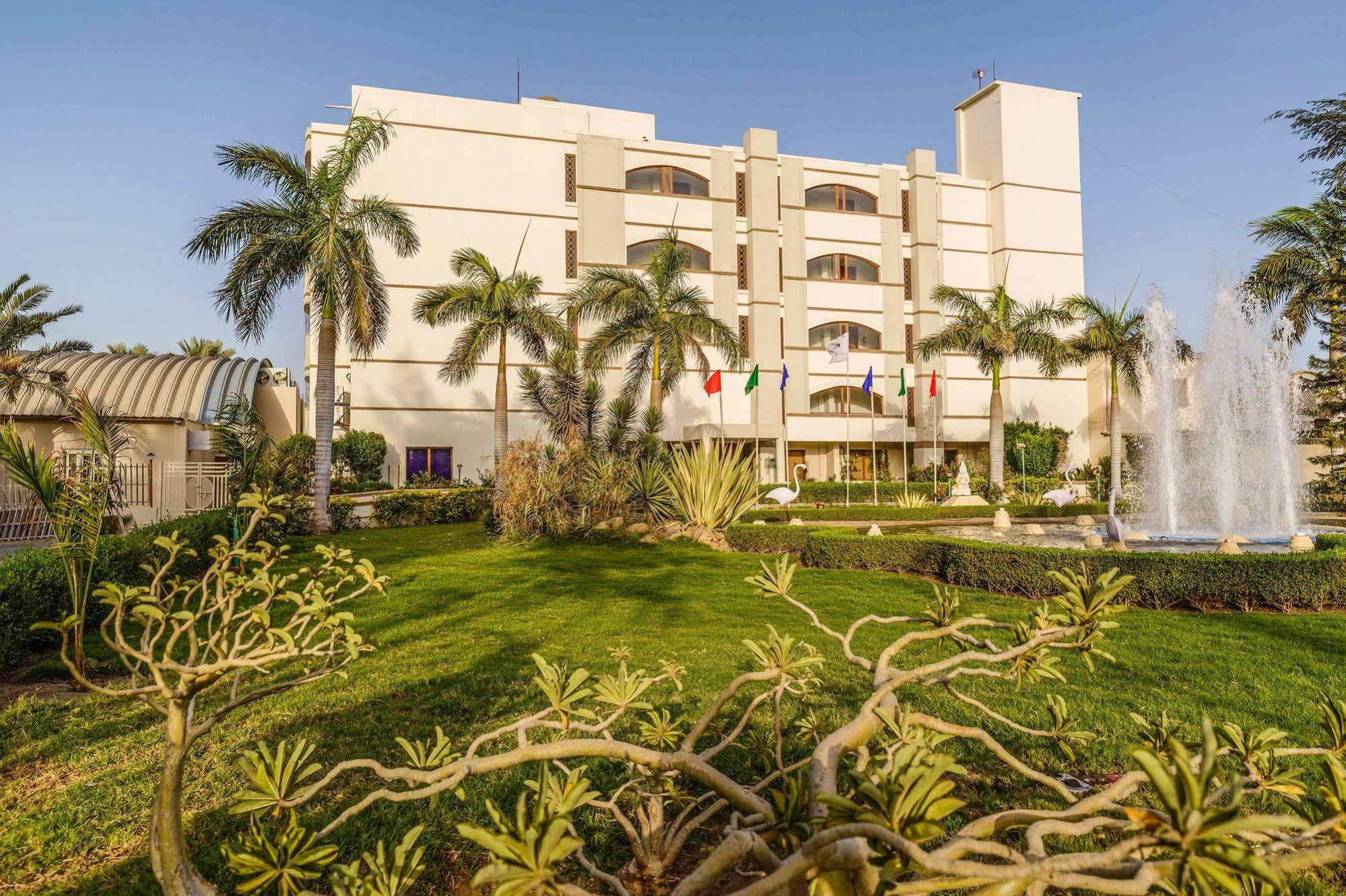 Quality Inn Palms Gāndhīdhām Eksteriør billede