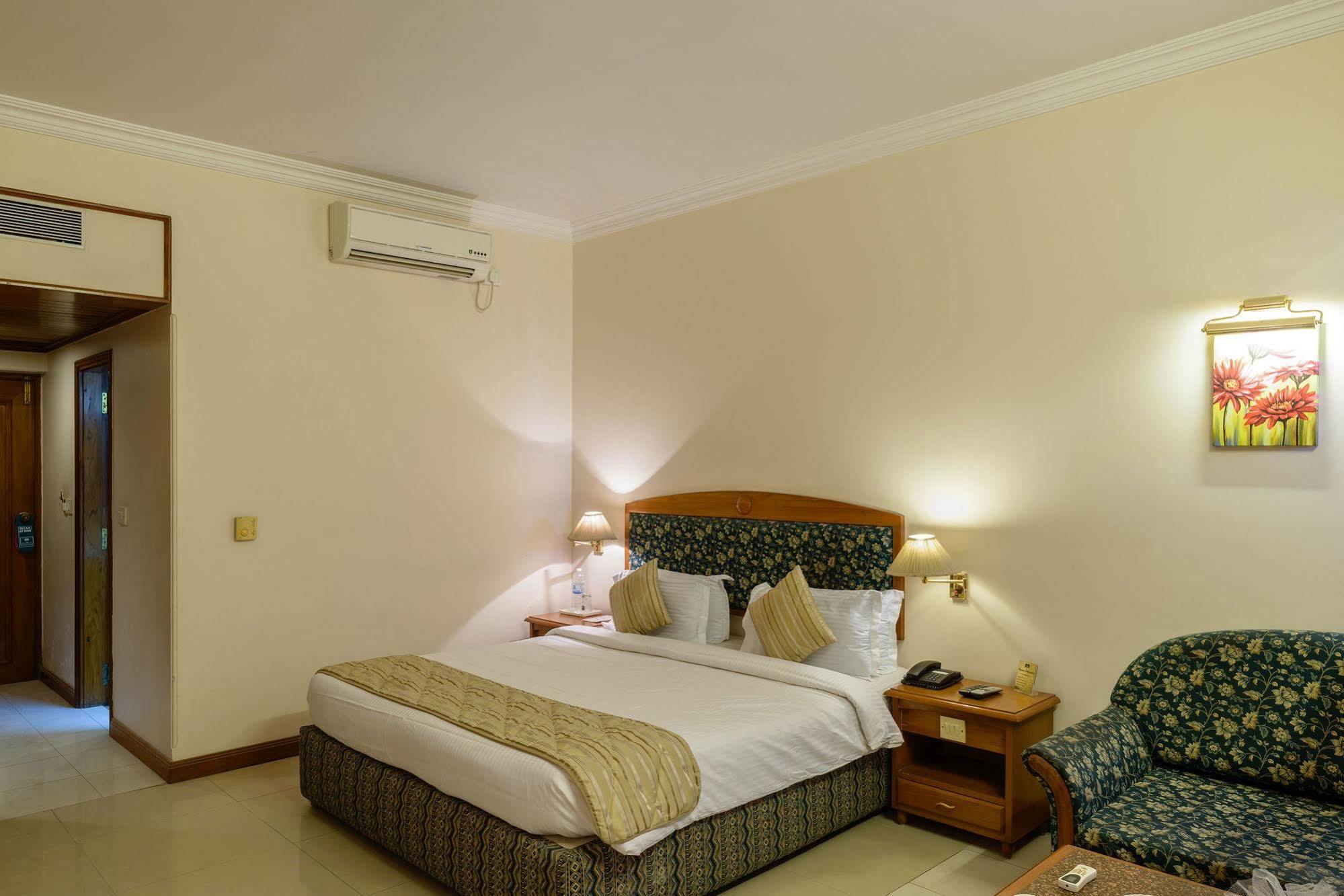 Quality Inn Palms Gāndhīdhām Eksteriør billede